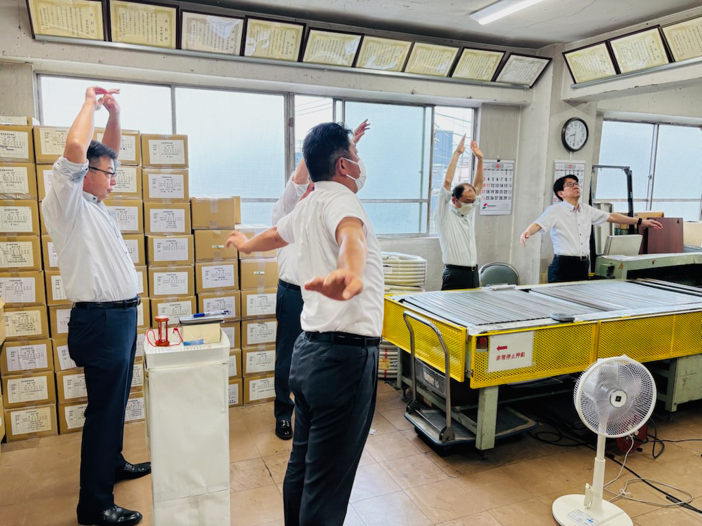 「タカノスマイル体操」は各営業所で週に１〜２回（本社は3回）、朝礼の時間を活用して実施されている。