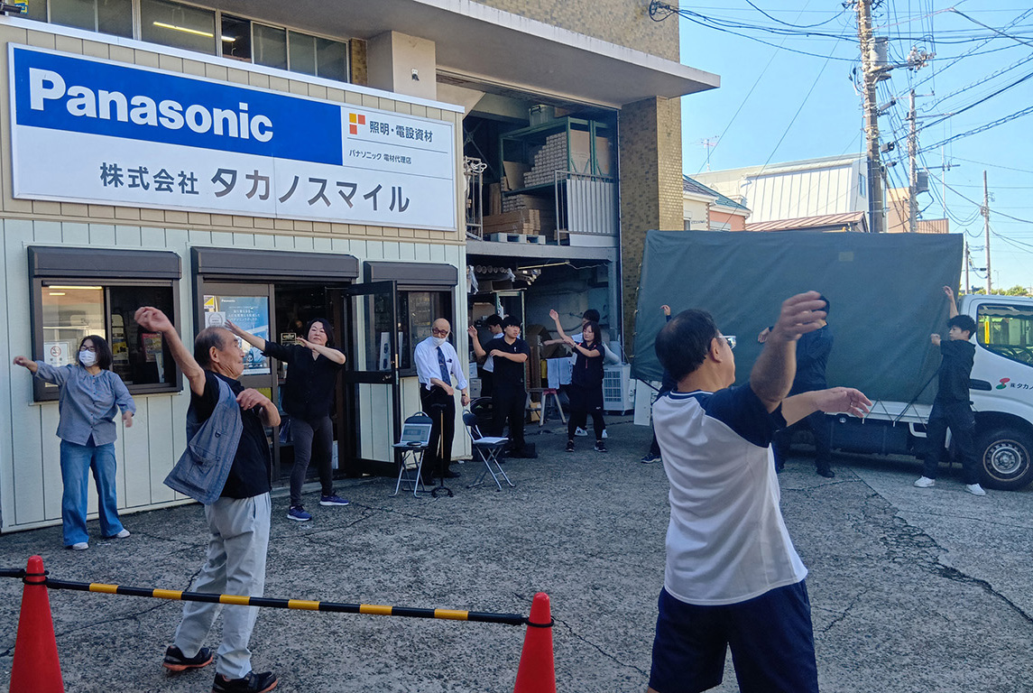 ３カ月に一度、棚卸時に行うラジオ体操は、運動不足解消に加えて労災防止の狙いもある。