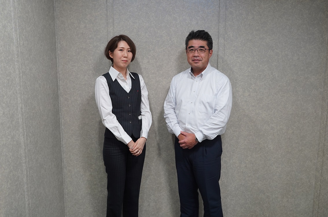 総務部長　海賀 庄一郎 氏（右） 総務部総務グループ 金苗 愛子 氏（左）