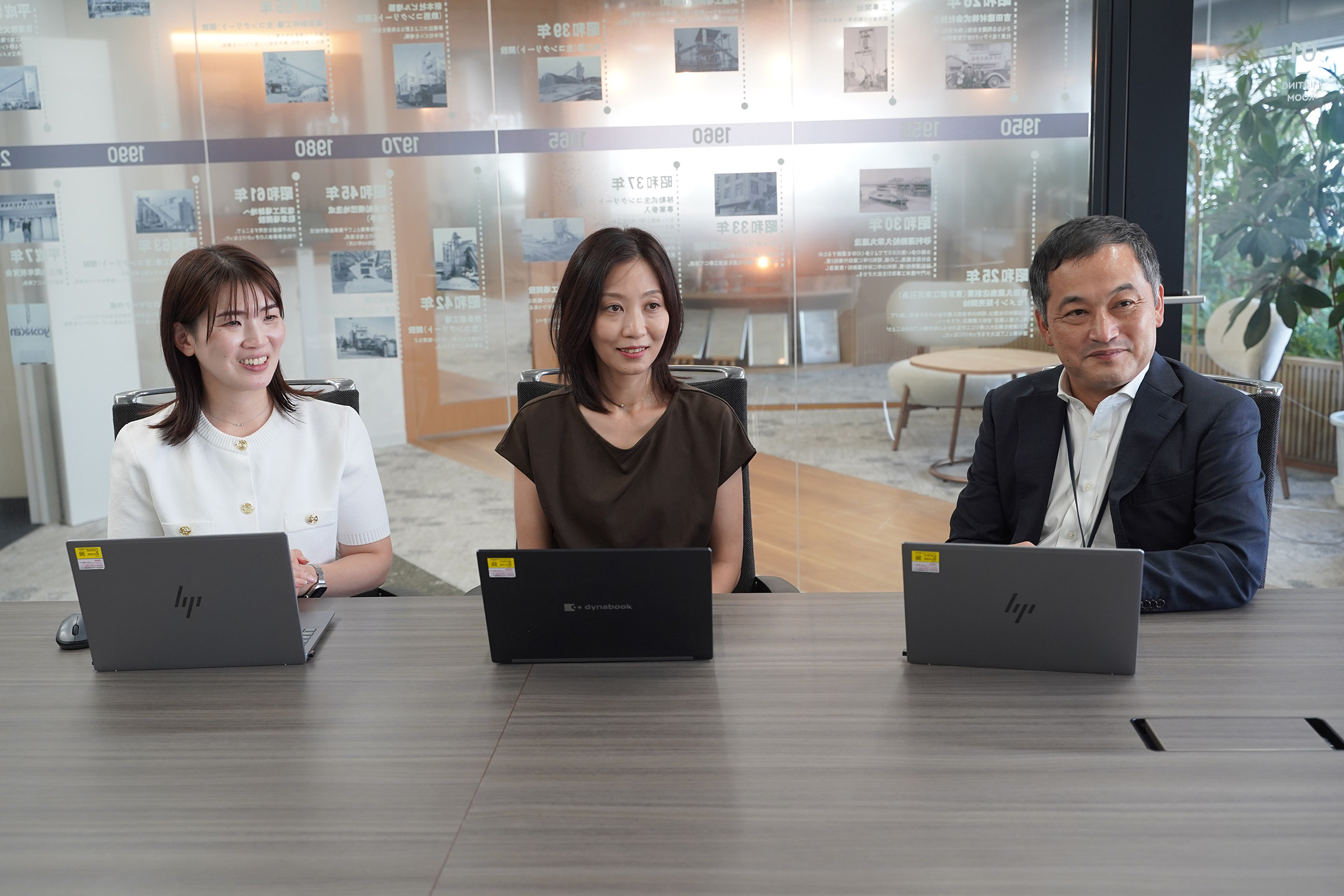 監査役 吉田 真澄 氏（左）　総務経理部係長 外山 恵子 氏（中央）　総務経理部長 三好 正紀 氏（右）