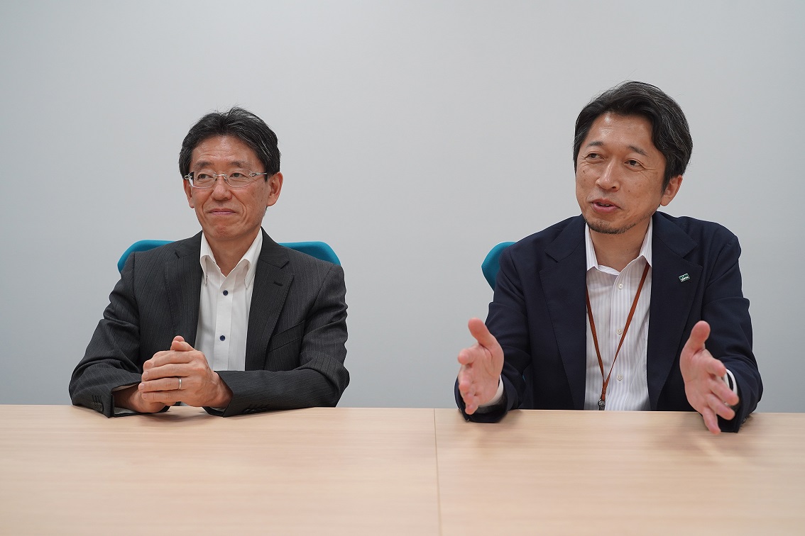 執行役員 管理統括本部 総務・人事本部 本部長 加々井 千裕 氏（右）　管理統括本部 総務・人事本部 駒崎 勝則 氏