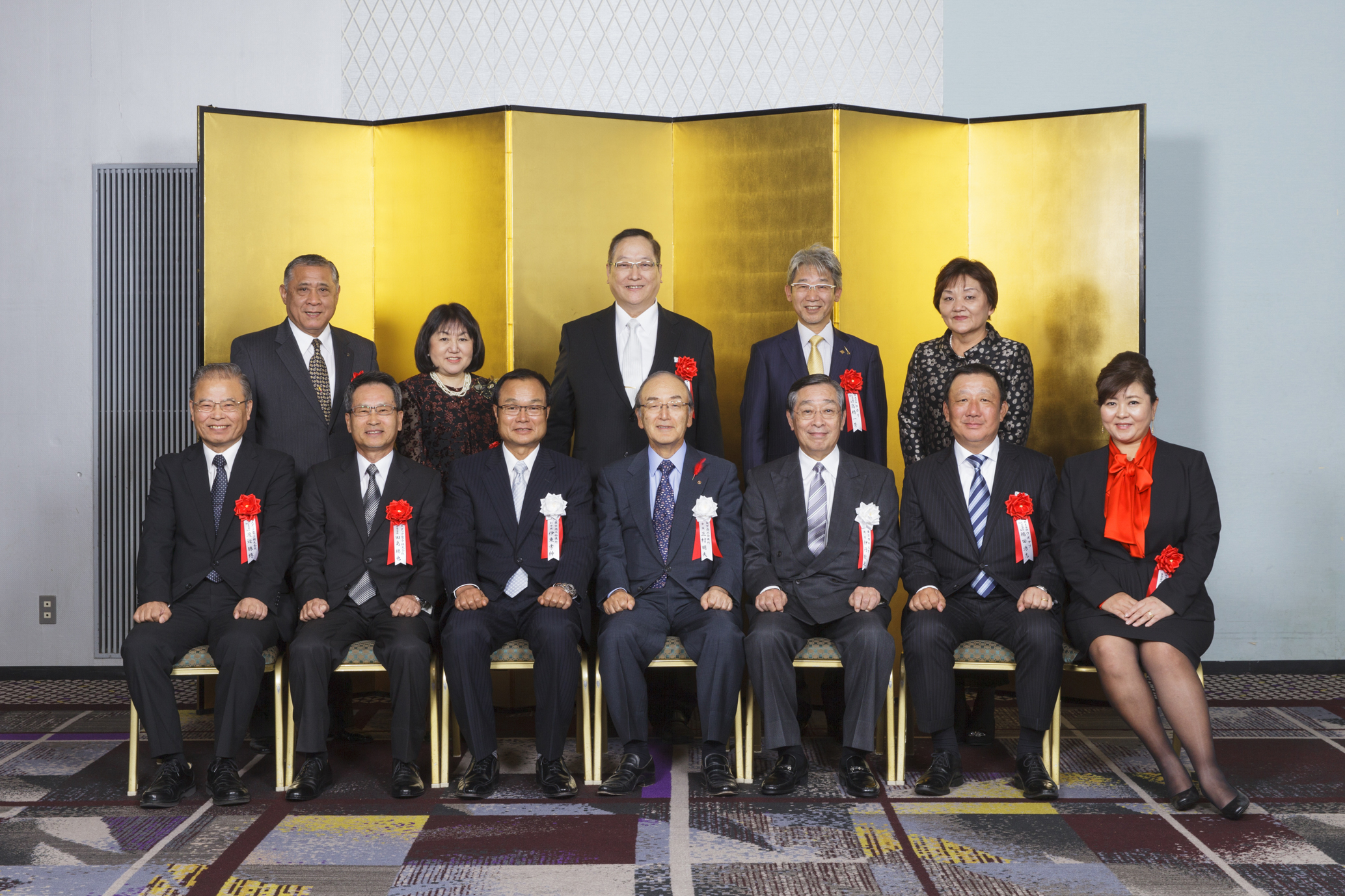 三村会頭（前列中央）、伊東実行委員長、伊丹選考委員長と、大賞、優秀賞、特別賞受賞者