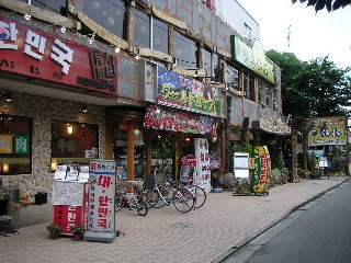 職安通りや大久保通りはハングル文字の看板が多い