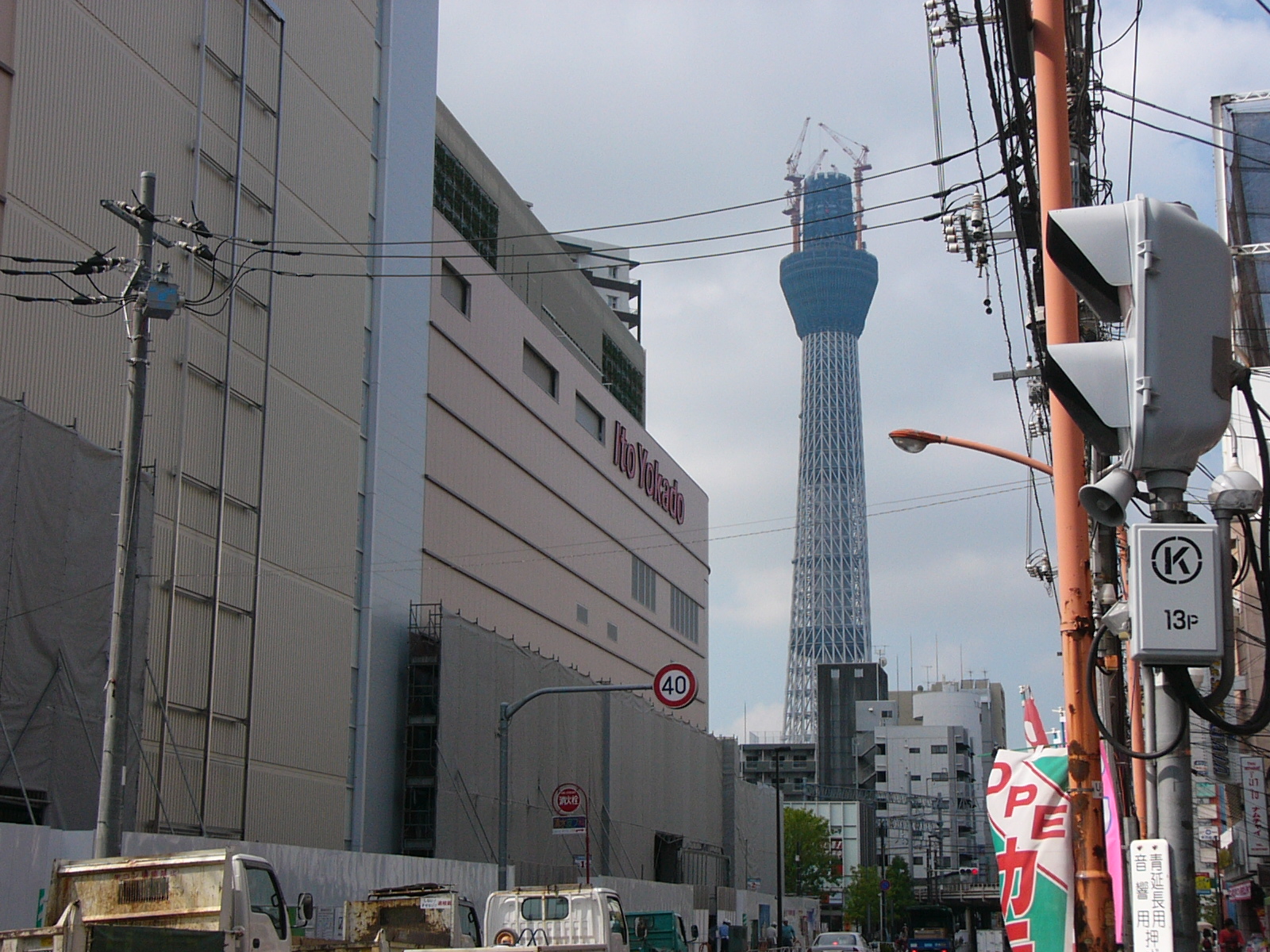 曳舟にある建設中の大型商業施設から見たタワー